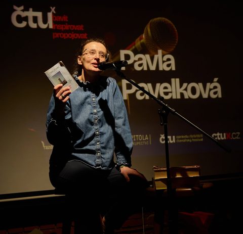Pavla Pavelková čte z&nbsp;knihy na&nbsp;čtenářském festivalu ČtuX, za&nbsp;ní projekce s&nbsp;jejím jménem