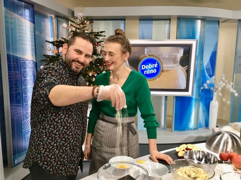 Pavla Pavelková se směje při vaření v&nbsp;pořadu Dobré ráno České televize