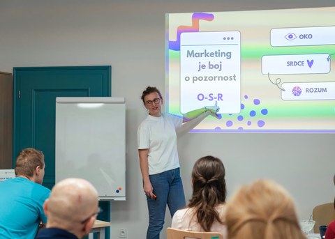 Pavla Pavelková vede marketingový workshop před projekcí Marketing je boj o&nbsp;pozornost
