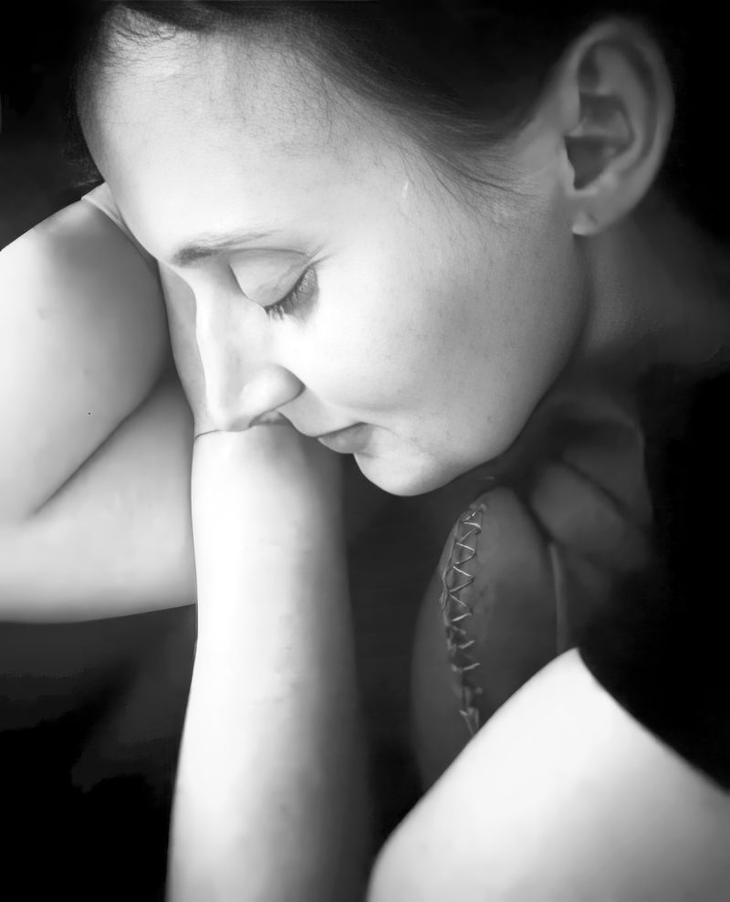 Fotografie kapitoly Mezi dvěma světy – profil ženy se zavřenýma očima
